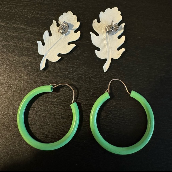 ⚜️3 for $30⚜️ Bundle of 2 Vintage Green Earrings (Hoops and Leaf Studs, Neon) - Picture 5 of 7